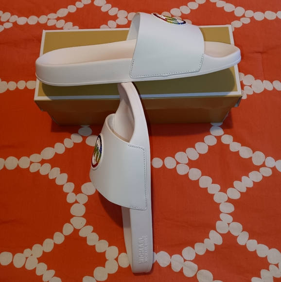 Michael Kors Gilmore Slides - Picture 5 of 14